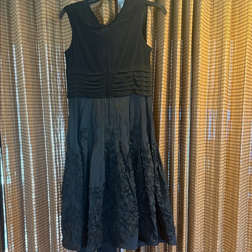 Elegant Black Sleeveless Dress by Adrianna Papell - Picture 6 of 9